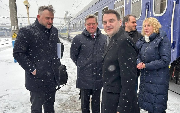 Міністр МЗС Гани приїхав в Україну